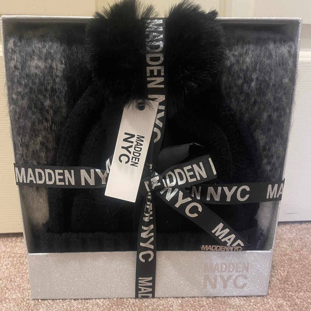 MADDEN NYC Black and Gray Pom-Pom Hat & Scarf Set